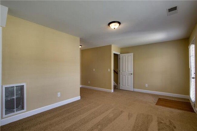 Building Photo - 3-bed/3.5-bath in Lenox Village