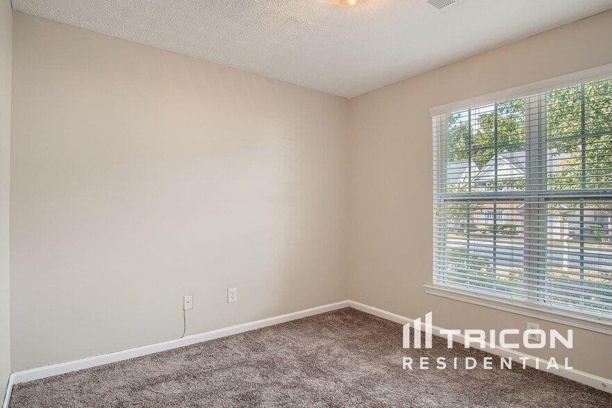 Building Photo - 9582 Lakeview Cir