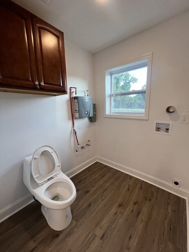 Building Photo - Charming 3-Bed, 2-Bath Gem on Arlington Ave