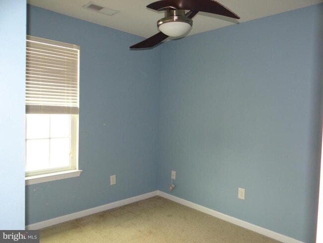 Building Photo - 400 Larose Dr