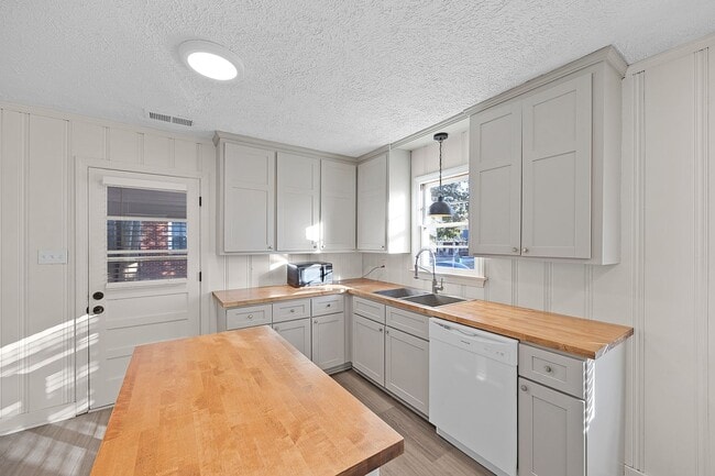 Building Photo - **AVAIL. NOW** The perfect blend of style ...
