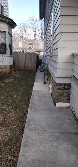 Is sidewalk leading to backyard - 2434 N 4th St