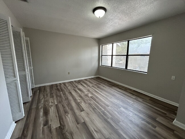 Building Photo - Townhouse For Rent