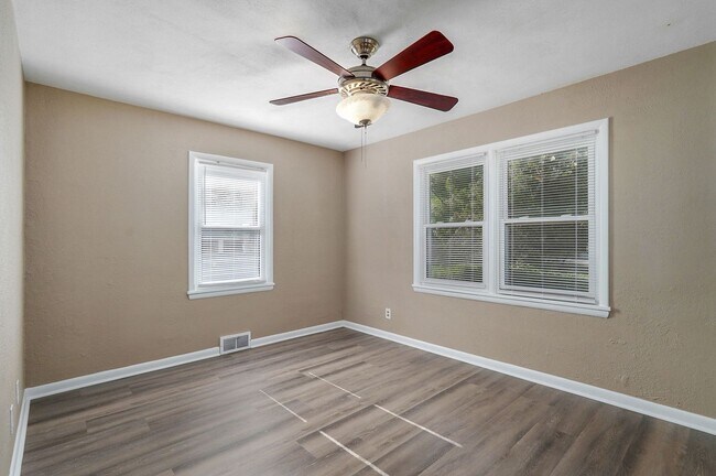 Building Photo - Adorable 3 Bedroom, 1.5 Bathroom House!