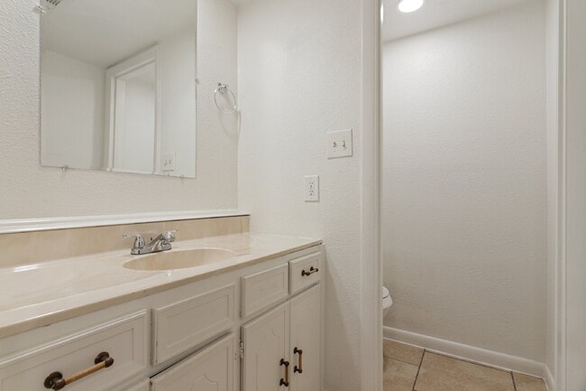 Building Photo - Spacious & Modernized Duplex Living in Southwest Fort Worth