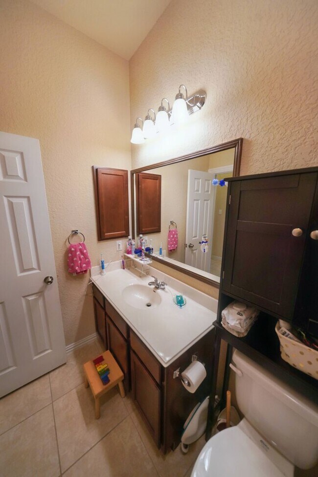 Building Photo - Executive-Style Home Now Available in Crossvine (Schertz) Realtor Commission: $750