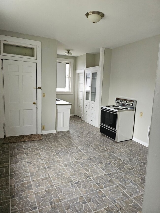 Building Photo - Remodeled 2 Bed house Available Now