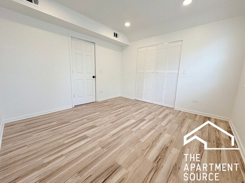 Building Photo - 3140 N Kimball Ave