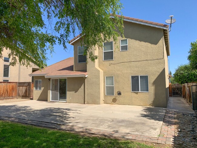 Building Photo - 4 Bedroom Home in Hollister with Huge Backyard!