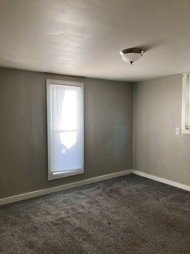 Building Photo - Spacious 5 bedroom 2 bath Southside Muncie