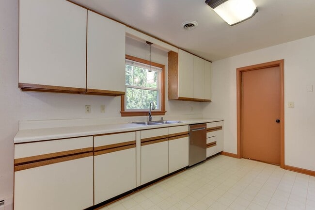 Building Photo - Welcome to Yorktown with a charming rural feel!