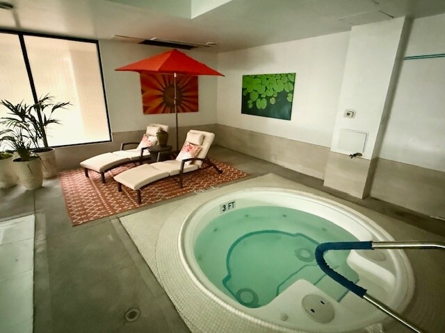 Hot tub - 777 N Washington St