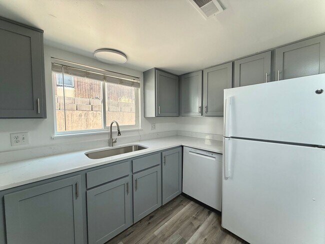 Building Photo - 3 Bedroom Home in Holladay Available August 1st