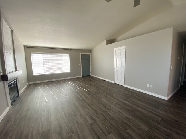 Building Photo - Beautifully Updated Home Near Dry Canyon Trailhead