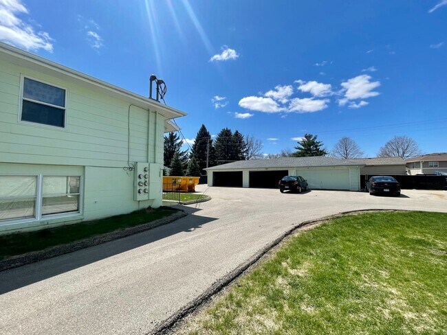 Building Photo - 1 bed 1 bath apartment with LVP flooring