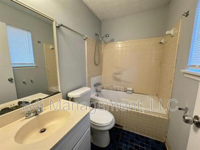 Building Photo - 8103 Creekstone Ct