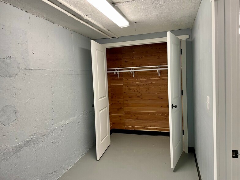 Cedar lined storage rooms w/cedar closets available - 3514 Mooney Ave