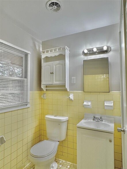 Building Photo - 3346 Vermont Dr