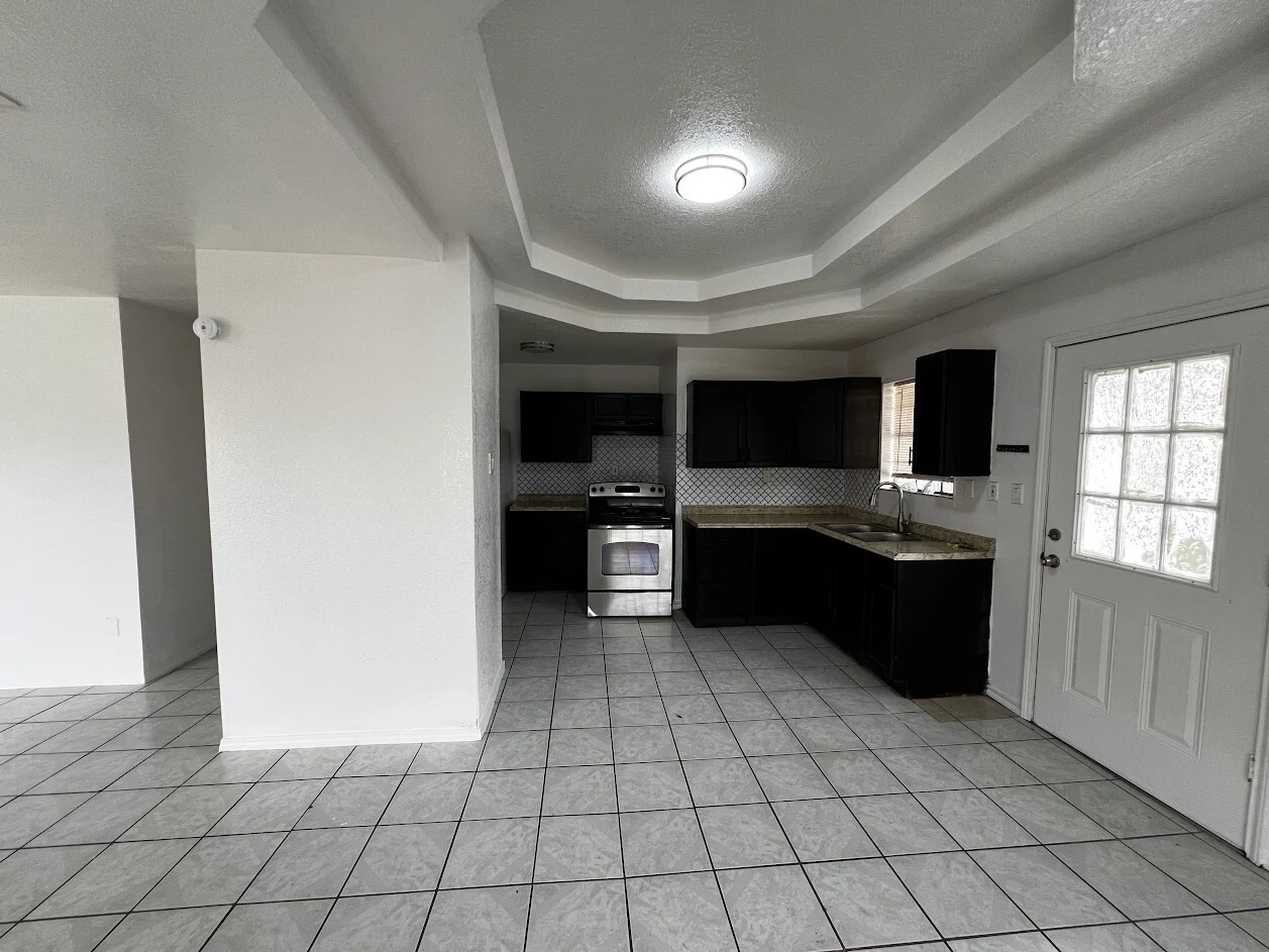 Building Photo - 5105 Villa Bonita St