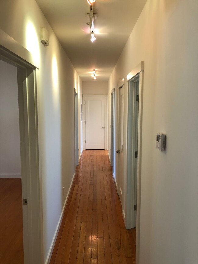 Building Photo - Huge top floor SF flat w/hardwood floors, ...