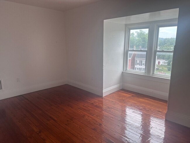 Building Photo - Spacious 5 Bedroom with Off Street Parking