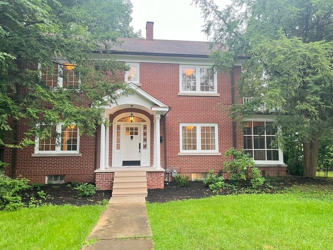 Building Photo - 1300 E 1st St