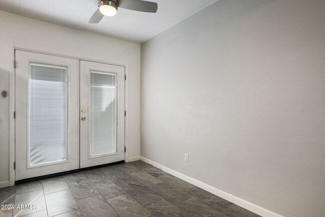 Building Photo - 512 E Roanoke Ave