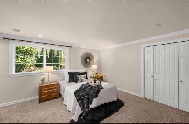 Building Photo - Luxurious home with tasteful updates throu...