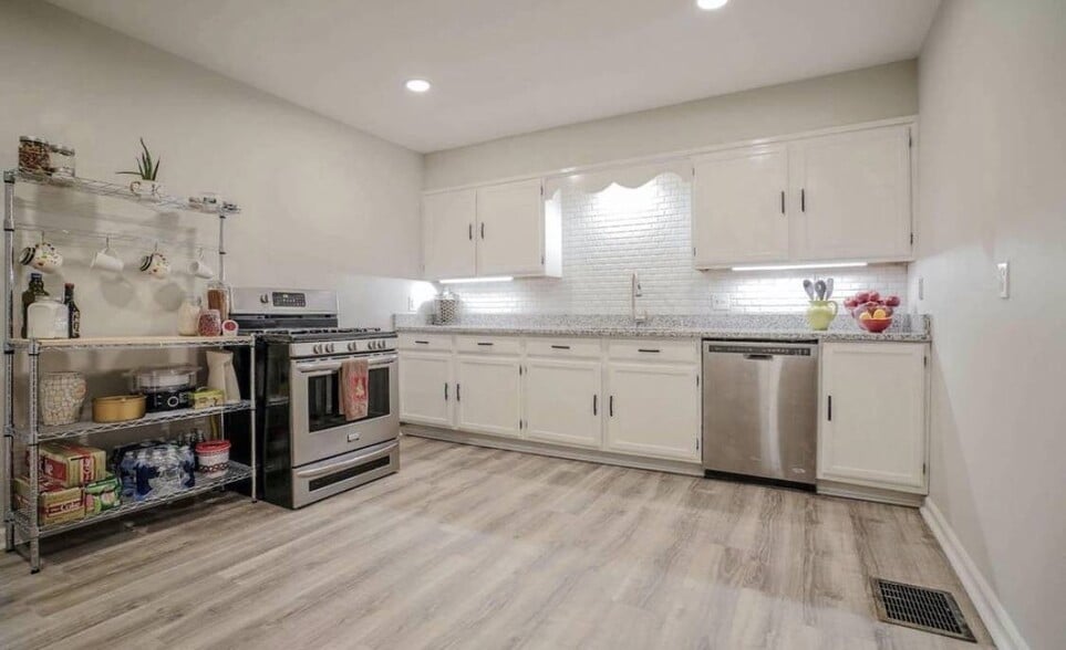 Brand new, renovated kitchen with granite countertops and stainless steel appliances. - 4346 Cresson St