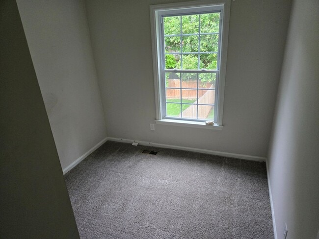 Building Photo - 3 bedroom, 1.5 bath townhome in Newark