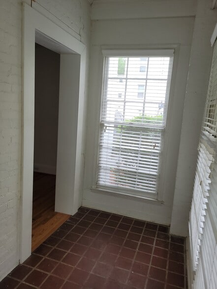 Building Photo - 118 Altondale Ave
