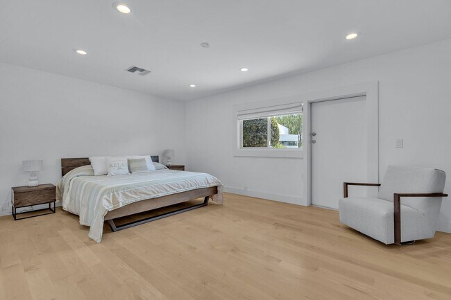 Building Photo - Mid-century modern home in Arcadia with pr...