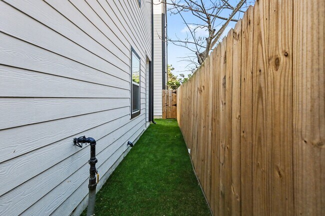 Building Photo - 825 Woodcrest Dr
