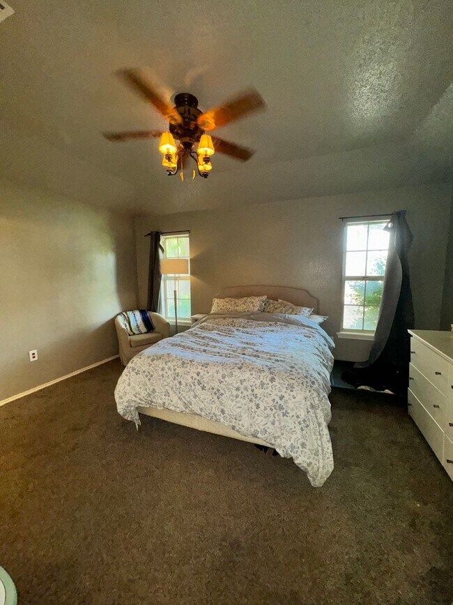 Building Photo - Available Soon 3 Bedroom 2 bath