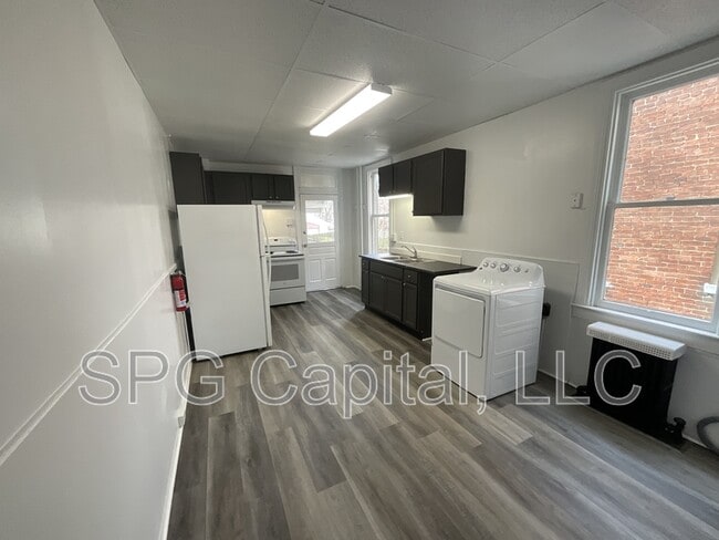 Building Photo - 730 W Mason Ave