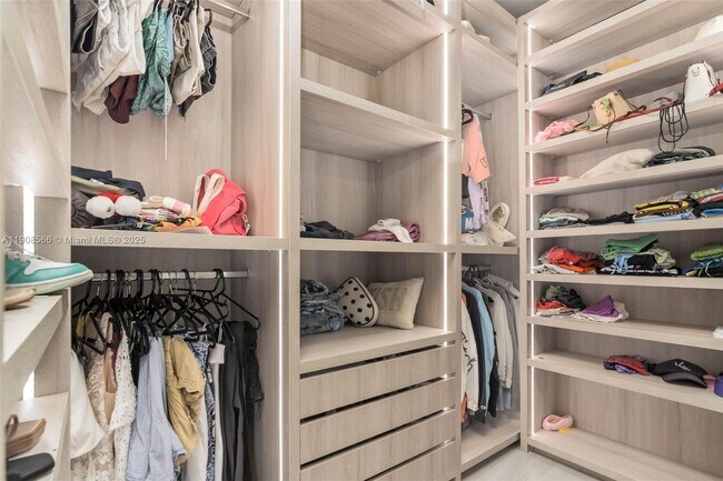 Building Photo - 20355 NE 34th Ct