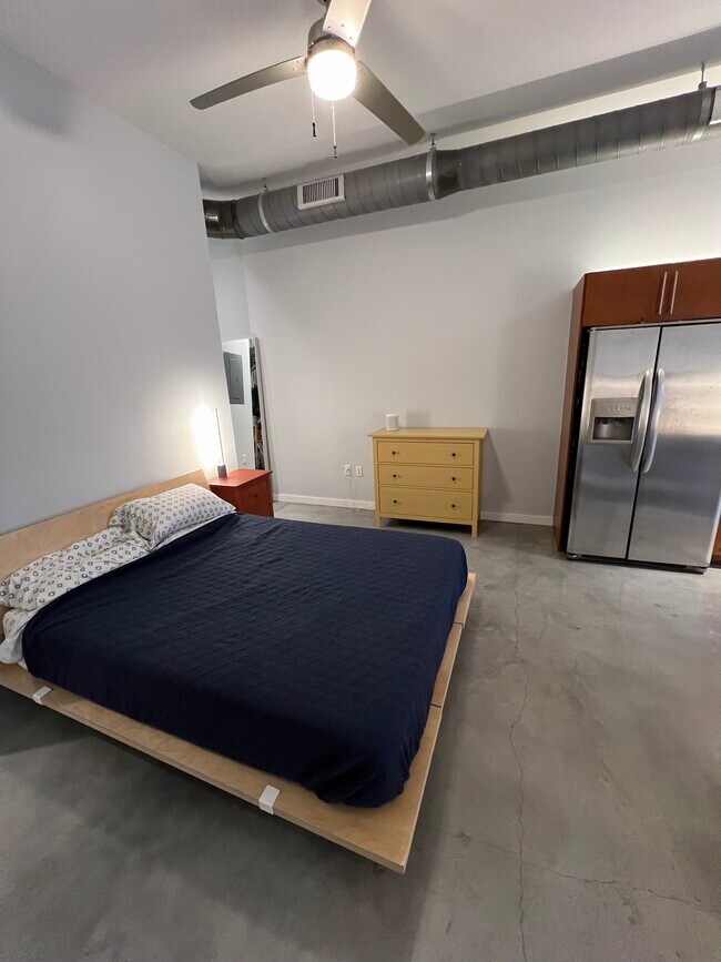 Building Photo - 2124 E 6th St