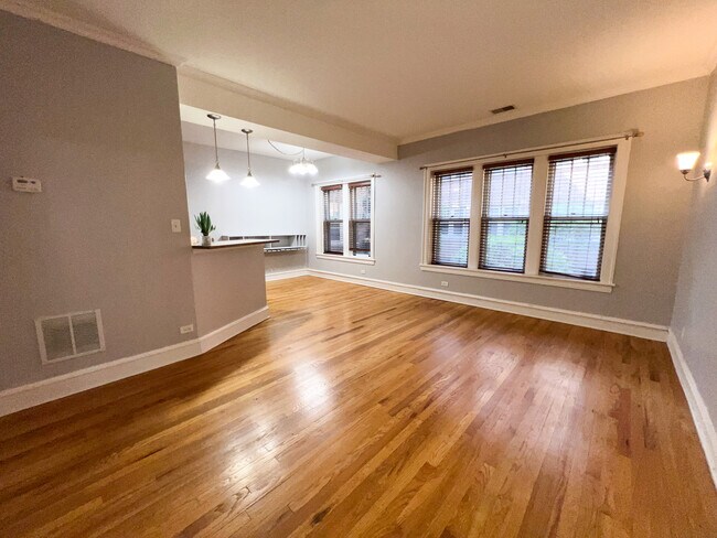Building Photo - 219 N Oak Park Ave