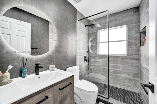 Building Photo - 4955 SW 33rd Ave