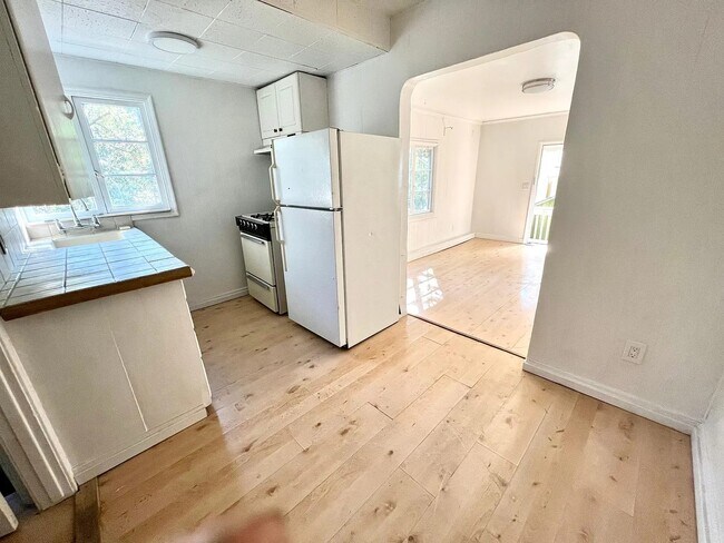seperate mini kitchen - 6323 Valley View Rd