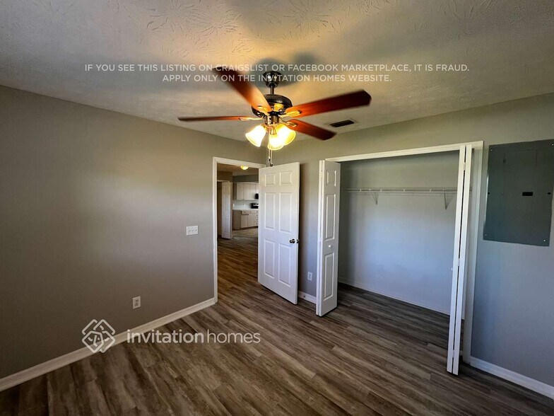 Building Photo - 2426 SE Renick Ave