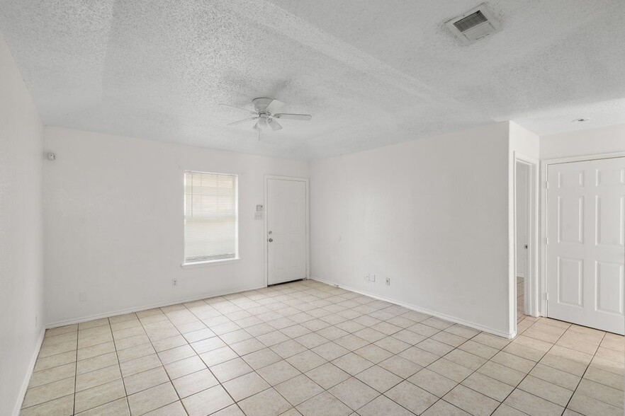 Building Photo - 1219 W Carmen Ave