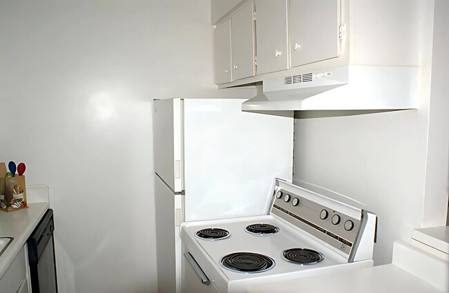 Building Photo - 6311 Beverly Hill St