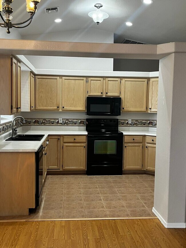 Building Photo - 3 Bedroom - 2 Bath - POOL HOME