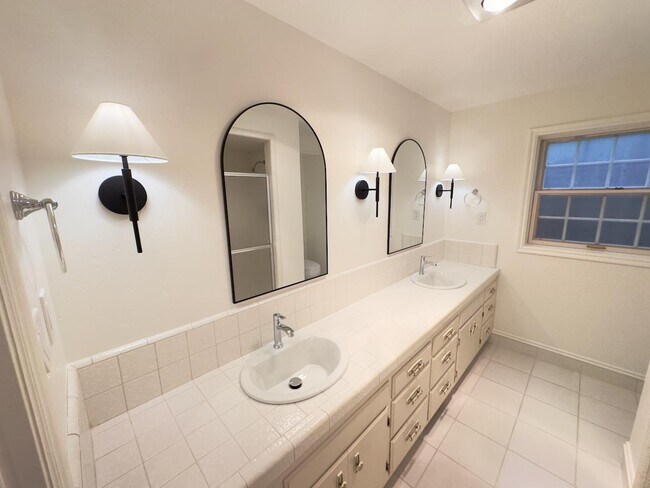 Building Photo - 3207 Apache Ln