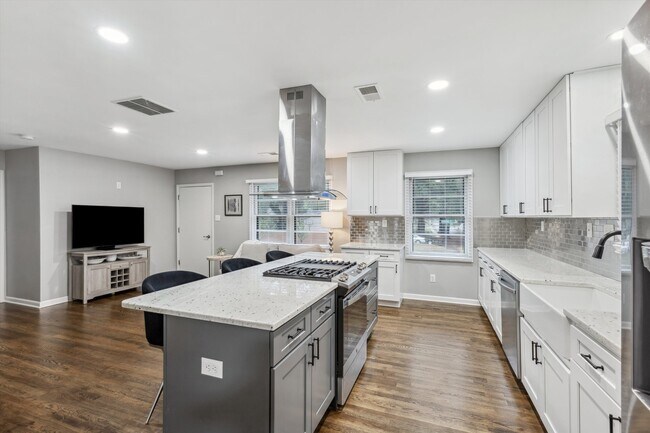 Building Photo - 5270 Edenshire Ave