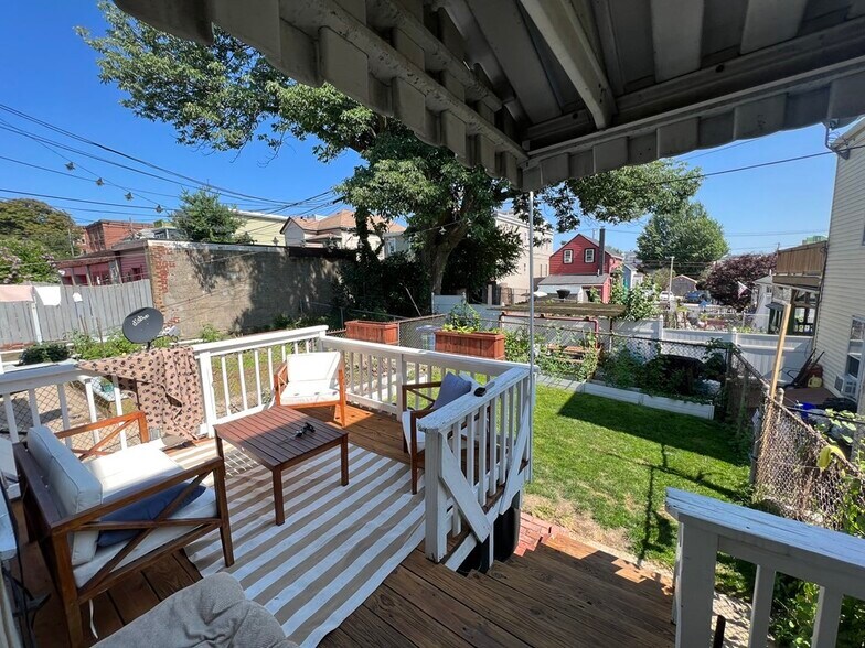 Building Photo - 573 Bennington St