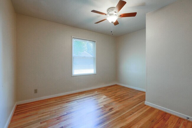 Building Photo - Chic Updated Mid-Century Townhouse in Cedar Hills!