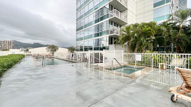Building Photo - MOVE-IN READY 1 BED/1 BATH/1 PRKG IN 909! ...