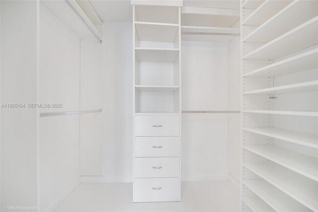 Building Photo - 495 Brickell Ave